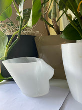 Load image into Gallery viewer, Planter (top) - white
